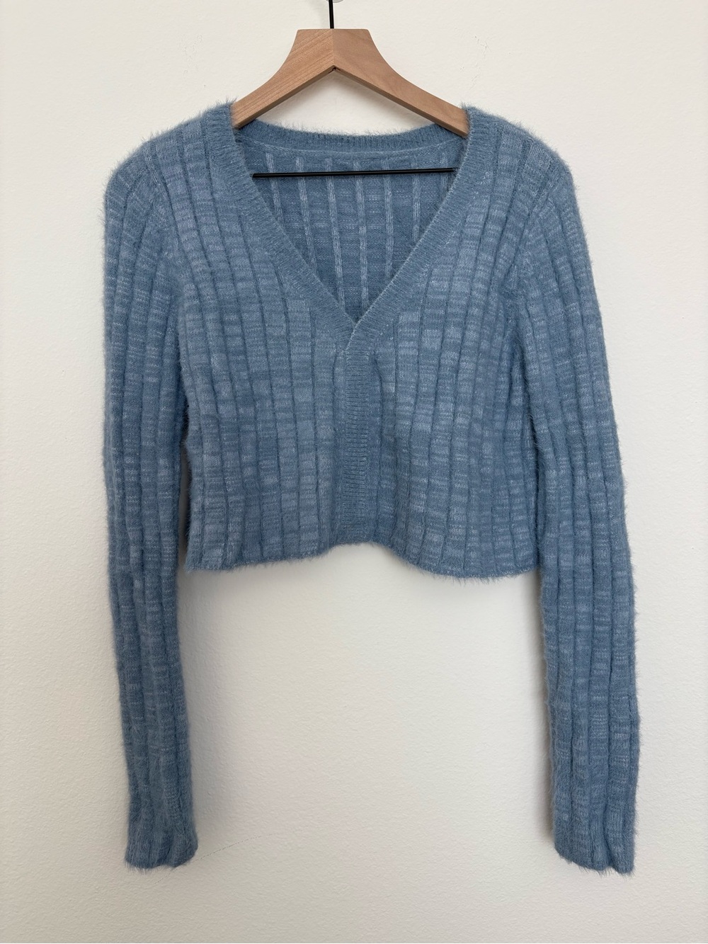 Cropped Ribbed V-Neck Fuzzy Cardigan in Blue